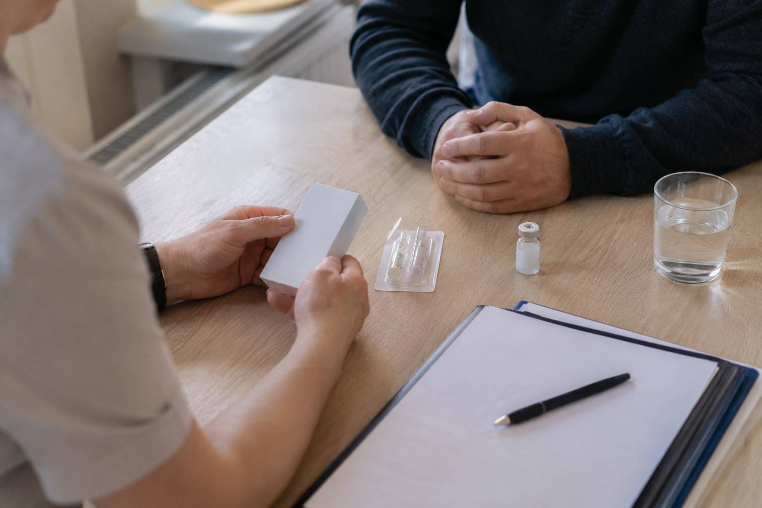 Врач показывает нейтральные медицинские препараты